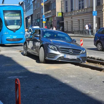 Mercedes zaglavio nasred pruge u Zagrebu, prolaznik dobacio: 'Tu se ne parkira!'