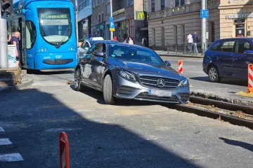 Mercedes zaglavio nasred pruge u Zagrebu, prolaznik dobacio: 'Tu se ne parkira!'