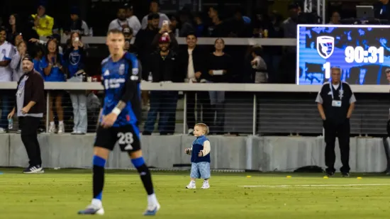 Kakav propust osiguranja! Maleni gost u&scaron;etao na travnjak i raznježio cijeli stadion
