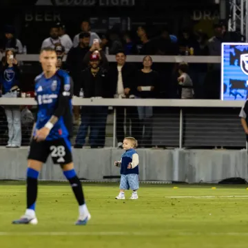 Kakav propust osiguranja! Maleni gost u&scaron;etao na travnjak i raznježio cijeli stadion
