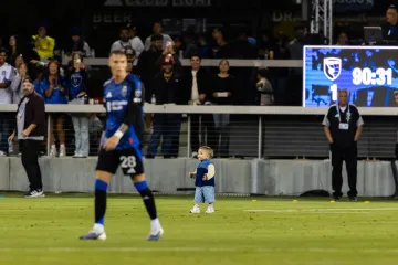 Kakav propust osiguranja! Maleni gost u&scaron;etao na travnjak i raznježio cijeli stadion