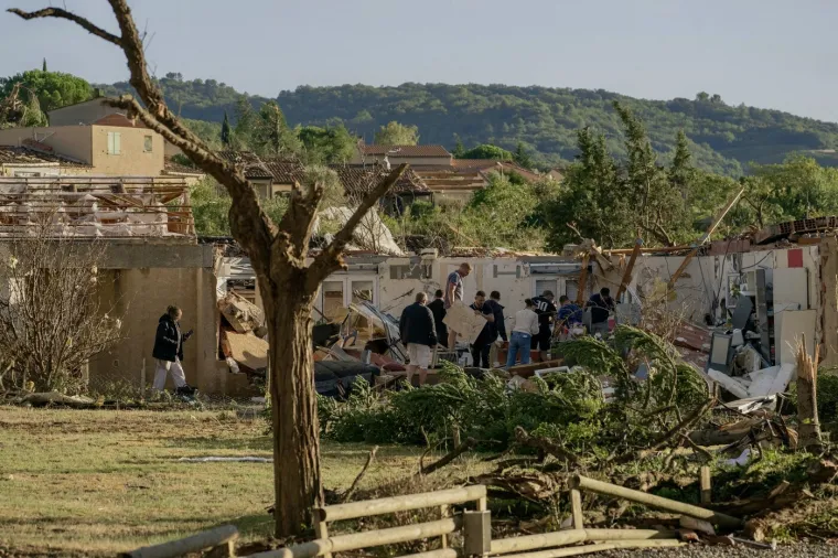 Tornado poharao francusko selo, ozlijeđeno vi&scaron;e od 40 ljudi! Na trudnicu se sru&scaron;ila kuća