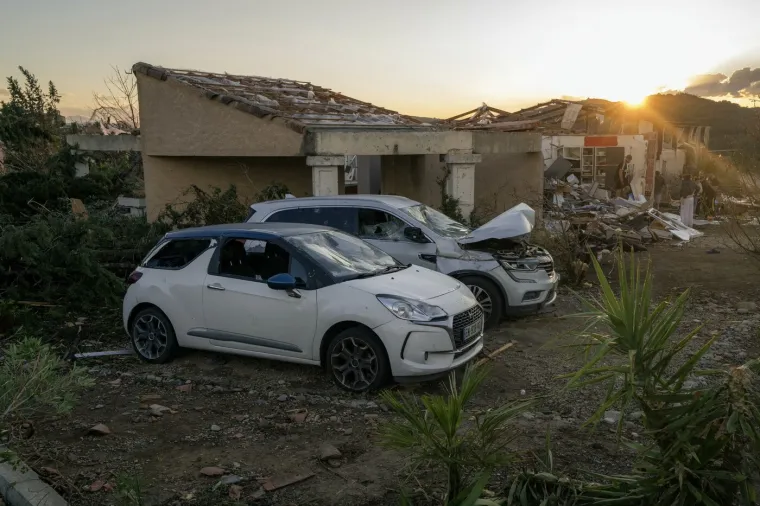 Tornado poharao francusko selo, ozlijeđeno vi&scaron;e od 40 ljudi! Na trudnicu se sru&scaron;ila kuća