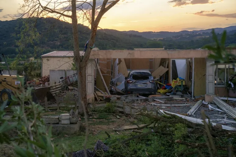 Tornado poharao francusko selo, ozlijeđeno vi&scaron;e od 40 ljudi! Na trudnicu se sru&scaron;ila kuća