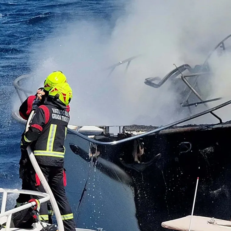 Vatrogasci objavili dramatičnu snimku goruće jahte kraj Čiova: Pogledajte s čime su se borili