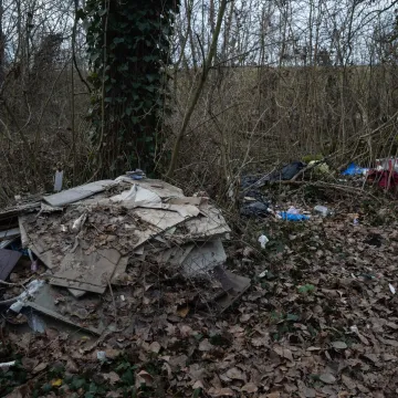 Policija ga zatekla usred &scaron;ume: Mu&scaron;karc (29) htio zatrpati golemu količinu otpada