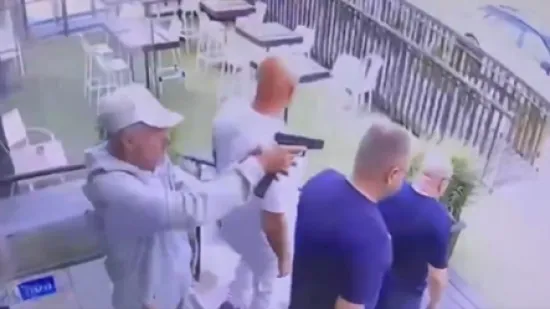 Pri&scaron;ao mu s leđa i pucao u glavu: Mafija&scaron;ku egzekuciju snimile nadzorne kamere