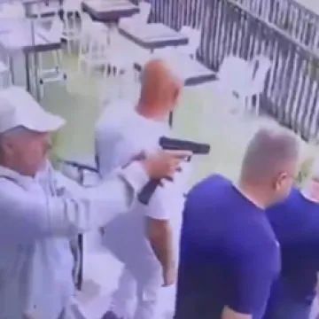 Pri&scaron;ao mu s leđa i pucao u glavu: Mafija&scaron;ku egzekuciju snimile nadzorne kamere