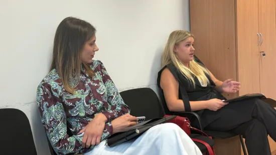 Pogledajte kako se Anna Dujić podsmjehuje vidno uzrujanoj policajki na suđenju