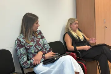 Pogledajte kako se Anna Dujić podsmjehuje vidno uzrujanoj policajki na suđenju