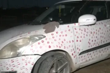 Partnerica mu ostavila 3.400 poljubaca na autu pa mu policija dala račun: Dobro je i pro&scaron;ao