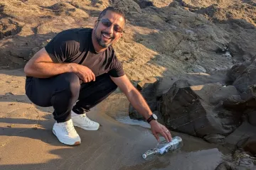 Lovac na duhove na plaži prona&scaron;ao bocu s neobičnim sadržajem: 'Je li to bila slučajnost?'