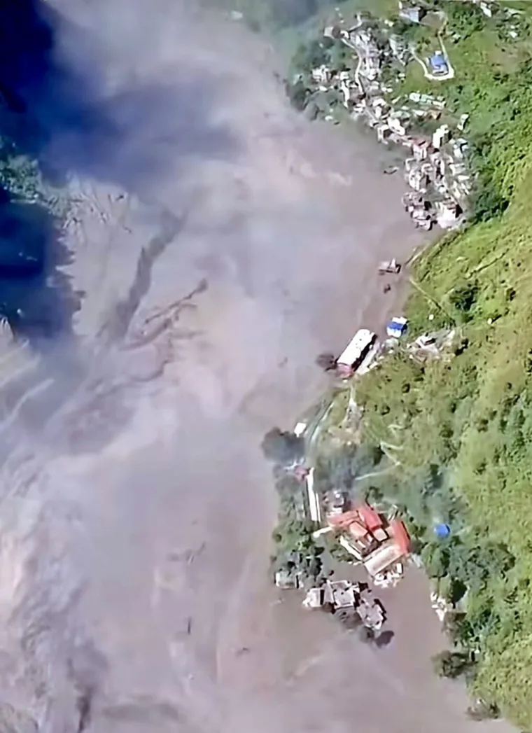 Bujične poplave i odroni nose sve pred sobom, nekoliko ljudi nestalo