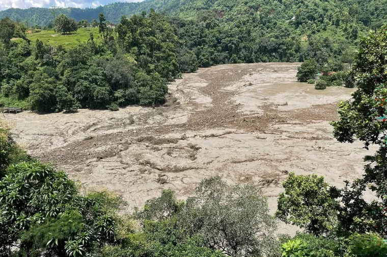 Bujične poplave i odroni nose sve pred sobom, nekoliko ljudi nestalo