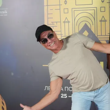 Jean-Claude Van Damme u Srbiji uživa u dru&scaron;tvu kontroverzne voditeljice i 'kralja' narodnjaka