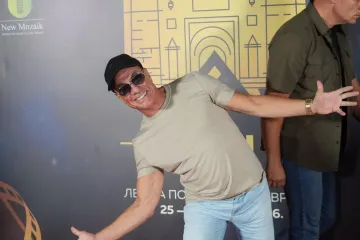 Jean-Claude Van Damme u Srbiji uživa u dru&scaron;tvu kontroverzne voditeljice i 'kralja' narodnjaka