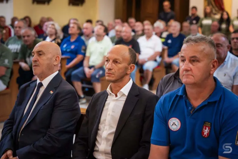 Nakon skandala u pubu, Petry snimljen na misi s rukom na srcu: Dobio i zahvalnicu od branitelja