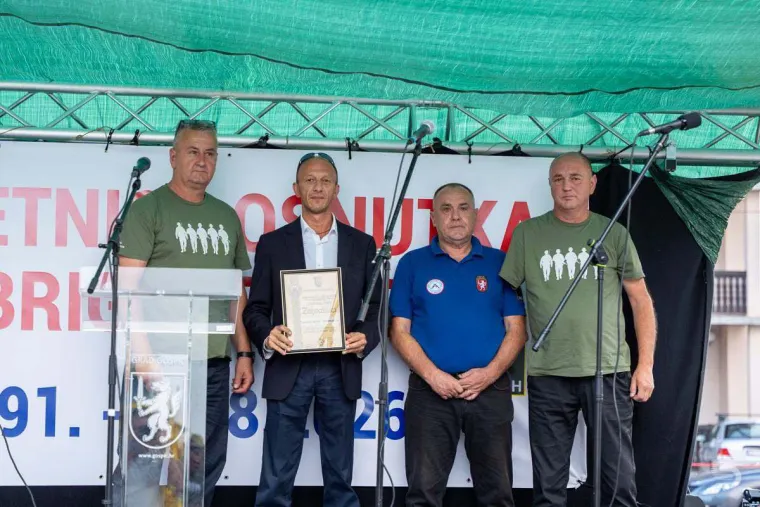 Nakon skandala u pubu, Petry snimljen na misi s rukom na srcu: Dobio i zahvalnicu od branitelja