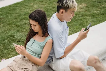 Ljubav vi&scaron;e nije samo za dvoje: Ovako lajkovi, poruke i objave mijenjaju veze