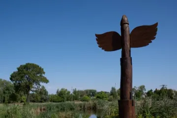 Ovo je stvarno - jao, majko moja! Kad pogledate spomenik, bit će vam jasno: Krilati falus...
