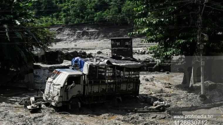 Poznat uzrok katastrofalne bujične poplave u Nepalu: 'Moja supruga je i dalje negdje pod blatom'