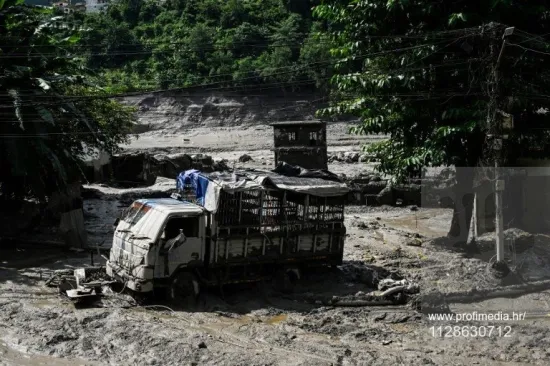 Poznat uzrok katastrofalne bujične poplave u Nepalu: 'Moja supruga je i dalje negdje pod blatom'