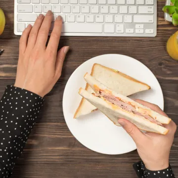 Znate li koliko je opasno jesti za tipkovnicom? Odgovori mikrobiologa će vas iznenaditi