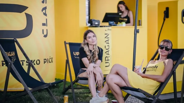 Nisu trebale pozornicu da bi ukrale kadar: Dvije zgodne plavu&scaron;e uživale u čarima &Scaron;pancirfesta