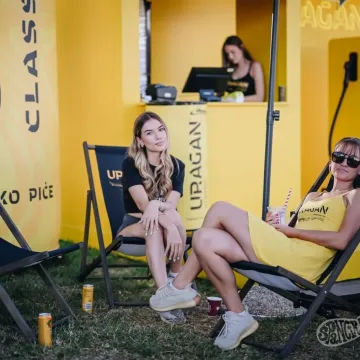 Nisu trebale pozornicu da bi ukrale kadar: Dvije zgodne plavu&scaron;e uživale u čarima &Scaron;pancirfesta