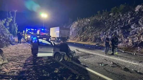 Pijani vozač se zabio u kamion, vatrogasci rezali lim! Dvoje ljudi zavr&scaron;ilo u bolnici
