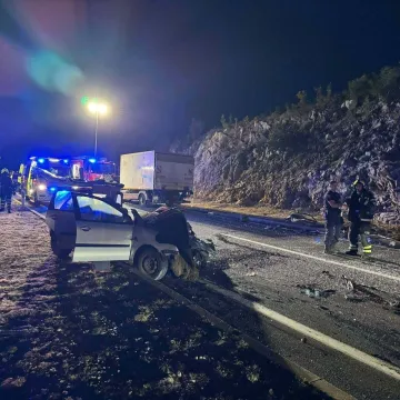Pijani vozač se zabio u kamion, vatrogasci rezali lim! Dvoje ljudi zavr&scaron;ilo u bolnici