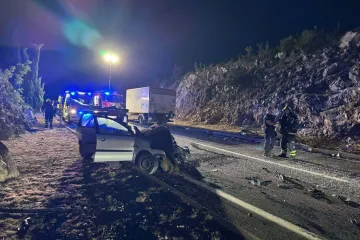 Pijani vozač se zabio u kamion, vatrogasci rezali lim! Dvoje ljudi zavr&scaron;ilo u bolnici