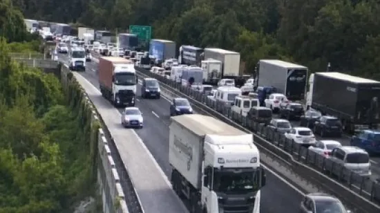 U prometnoj nesreći poginula tri Makedonca: Zabili su se u pokvareni kamion na zaustavnoj traci