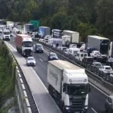 U prometnoj nesreći poginula tri Makedonca: Zabili su se u pokvareni kamion na zaustavnoj traci