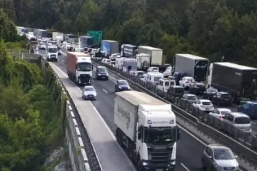 U prometnoj nesreći poginula tri Makedonca: Zabili su se u pokvareni kamion na zaustavnoj traci