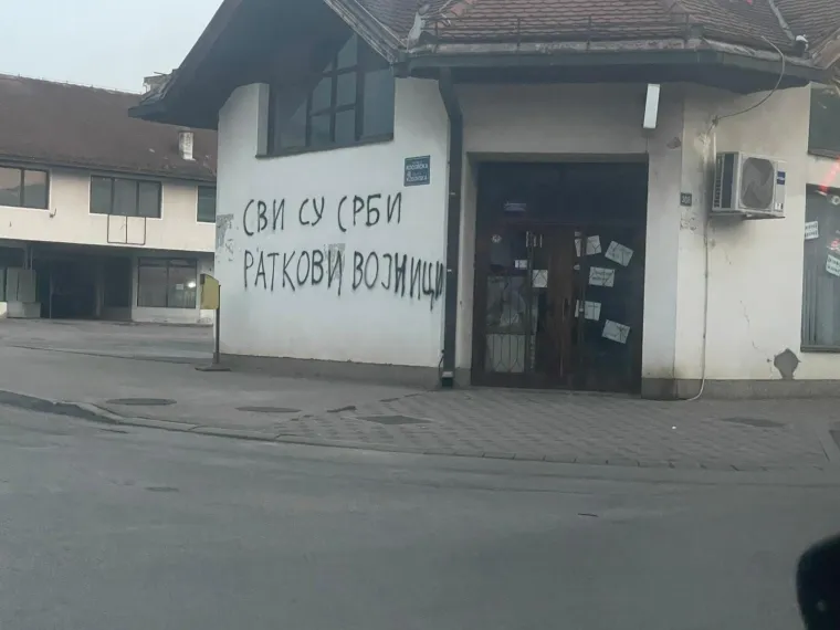 Stotine na ulicama veličale ratnog zločinca Mladića, u povorci bilo i djece: 'Svi su Srbi Ratkovi vojnici'