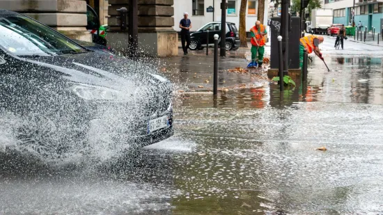 Snažno nevrijeme poharalo francusku prijestolnicu: Ulice pod vodom, vjetar čupao stabla