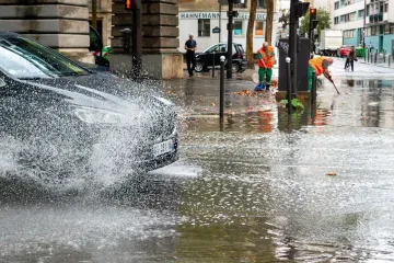 Snažno nevrijeme poharalo francusku prijestolnicu: Ulice pod vodom, vjetar čupao stabla