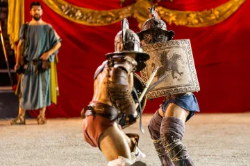 Gladijatori se vratili u pulsku Arenu: Publika odlučuje tko živi, a tko umire