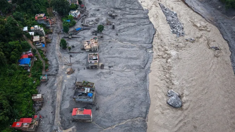 Raste broj žrtava nakon katastrofe u Nepalu: 'Potrage se obustavljaju, stižu jo&scaron; gore poplave'