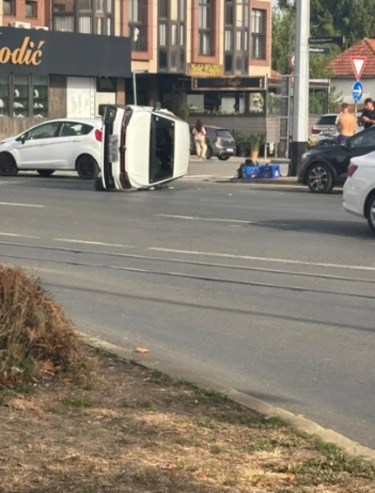 Sudar u Dubravi: Auto zavr&scaron;io na boku, policija na terenu, imamo detalje