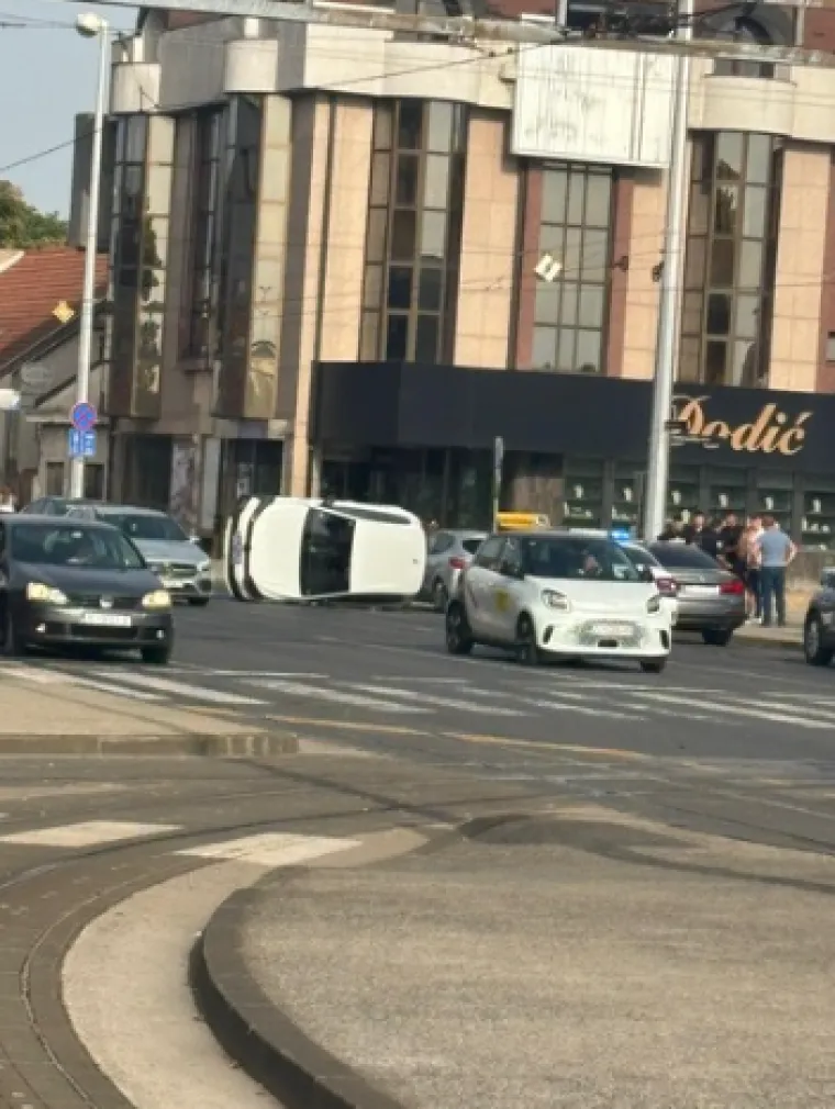 Sudar u Dubravi: Auto zavr&scaron;io na boku, policija na terenu, imamo detalje