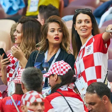 Supruga Vatrenog ili vatrena supruga? Pozirala u bikiniju i mamila uzdahe
