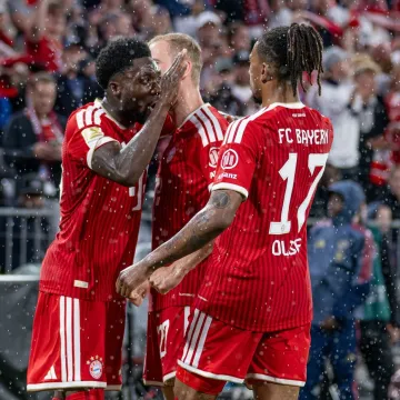 Bayern furiozno krenuo u obranu titule: Pala petarda na Allianz Areni
