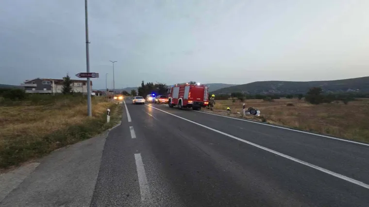 Nesreća u Dicmu: Vozilo sletjelo s ceste i prevrnulo se, vozač prevezen u bolnicu