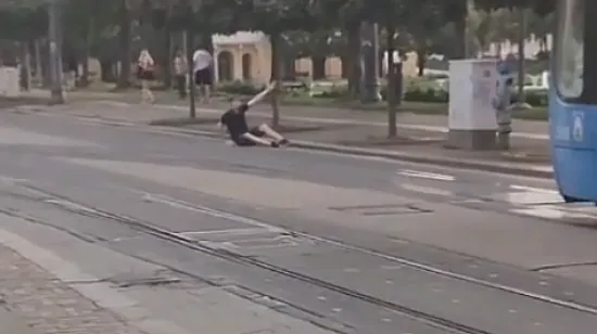 Incident u centru Zagreba: Legao na tračnice i zaustavio tramvaj