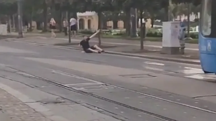 Incident u centru Zagreba: Legao na tračnice i zaustavio tramvaj