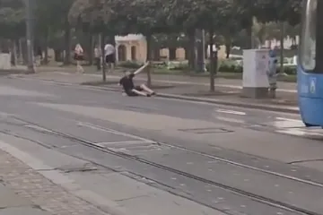 Incident u centru Zagreba: Legao na tračnice i zaustavio tramvaj