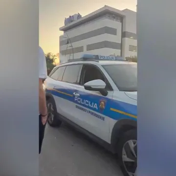 Rotirke se oglasile, a iza njih kombi koji su svi čekali: Pogledajte trenutak Thompsonova dolaska