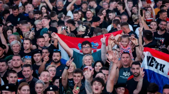 Baklje, zastave i more ljudi: Spektakl samo &scaron;to nije počeo, prizori ostavljaju bez daha